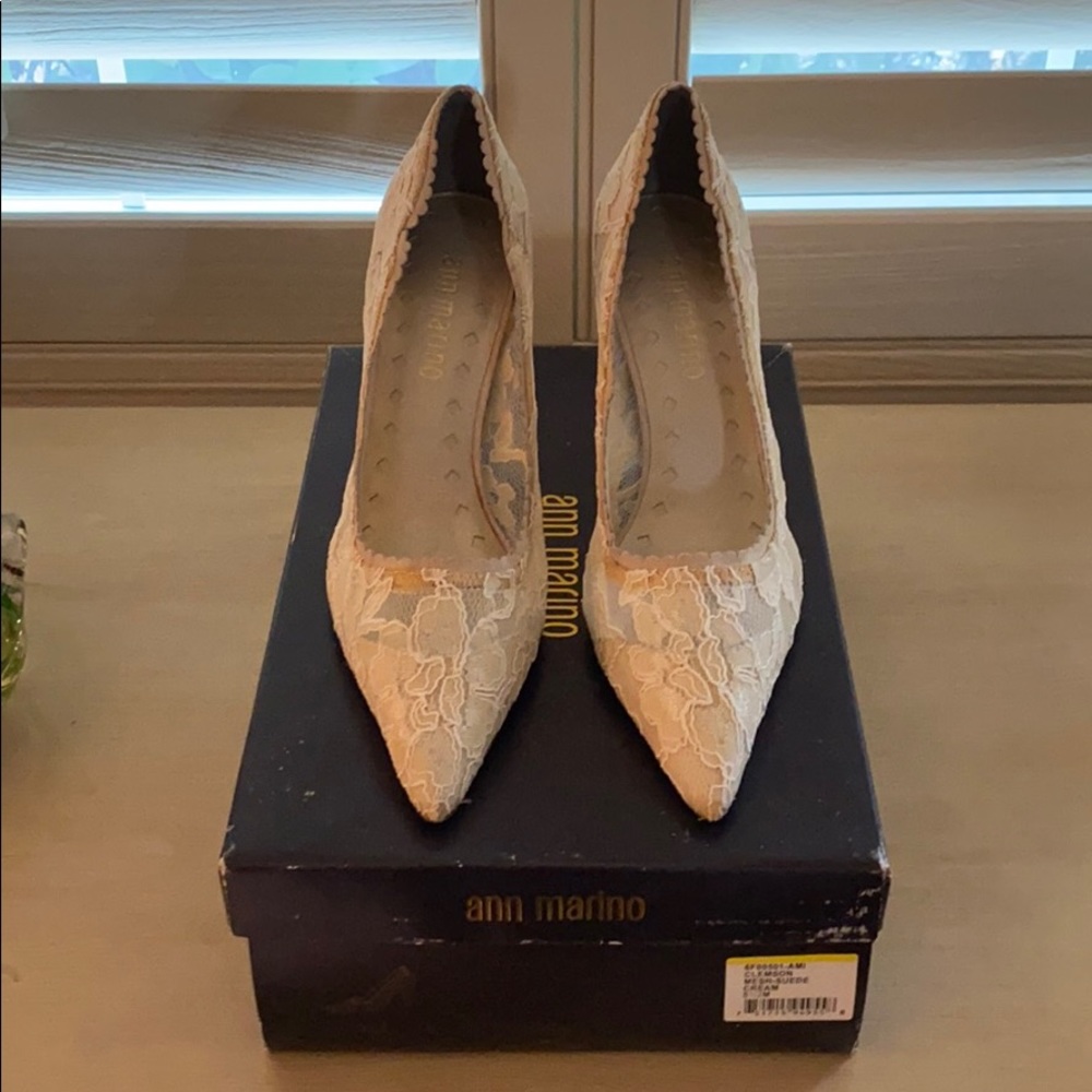 NEW Ann Marino Cream Lace Pump